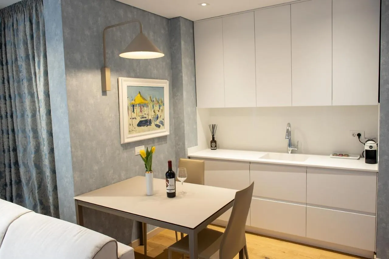 Seven Luxury Suites Tirana 0*,